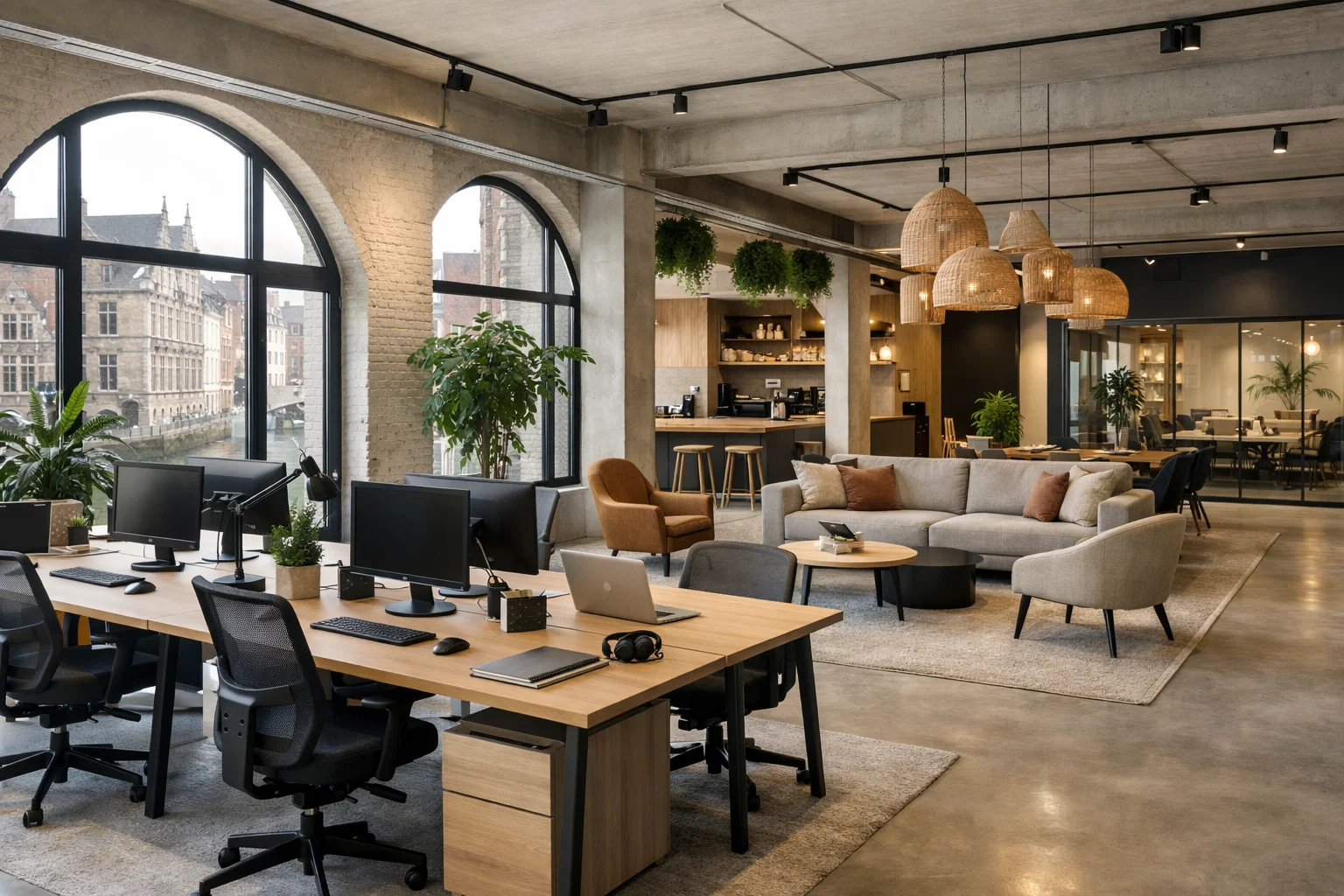 Moderne coworkingruimte in Gent met gedeelde werkplekken en rust.